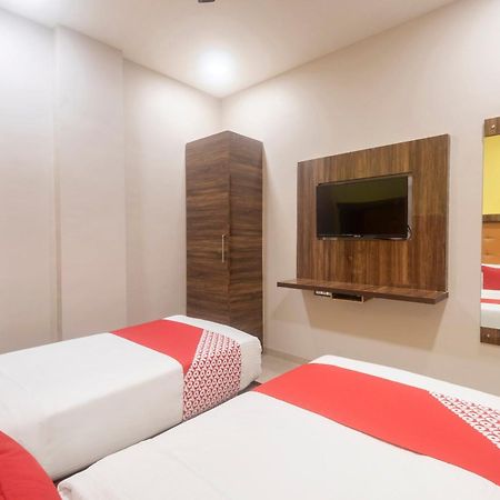 Hotel Blue Executive Near Chhatrapati Shivaji International Airport Мумбаї Екстер'єр фото