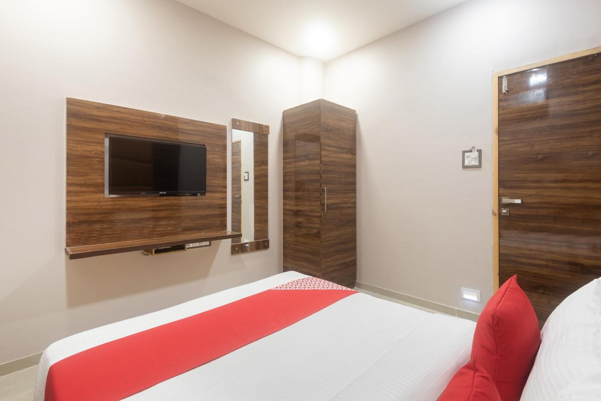 Hotel Blue Executive Near Chhatrapati Shivaji International Airport Мумбаї Екстер'єр фото