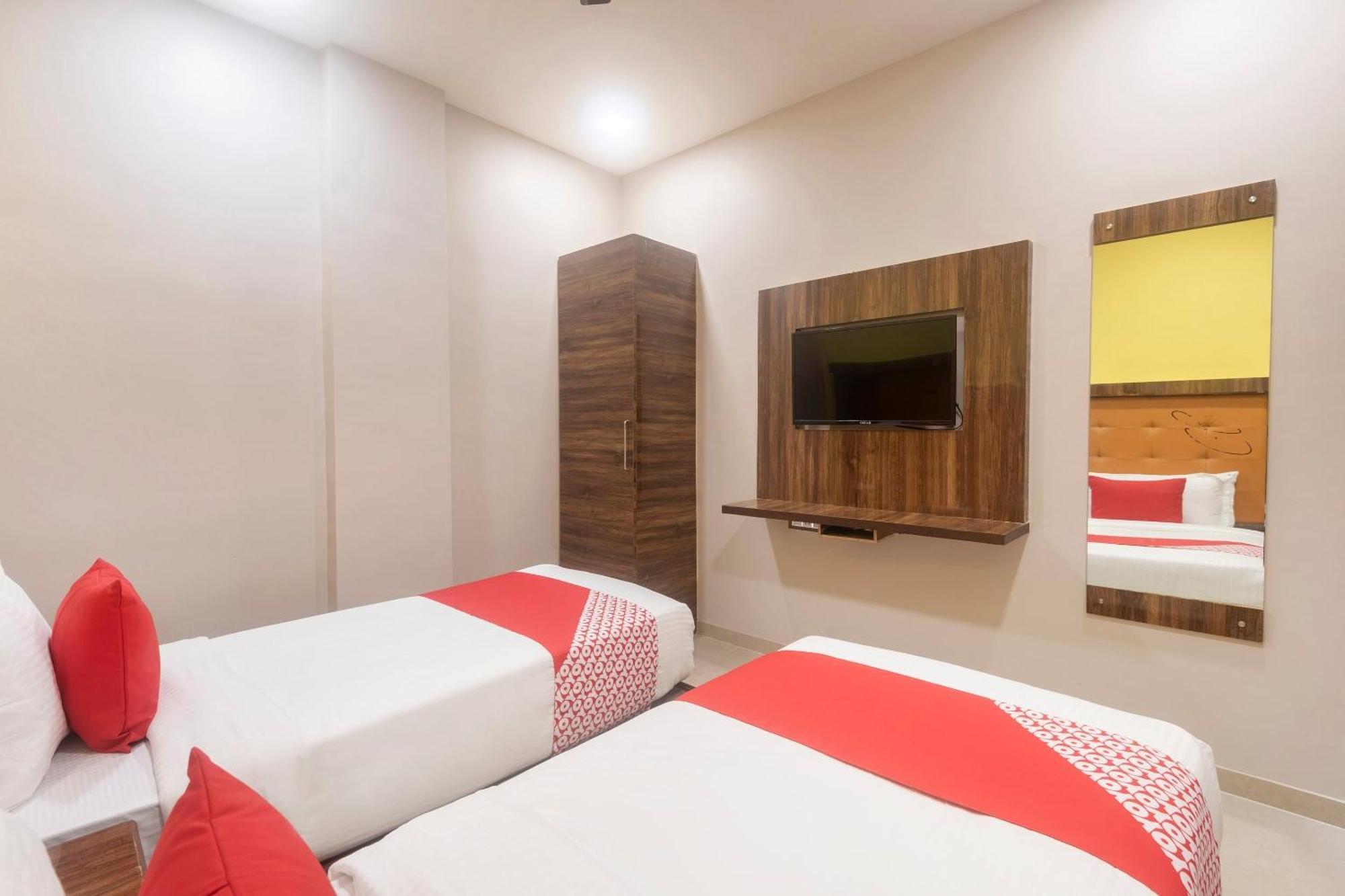 Hotel Blue Executive Near Chhatrapati Shivaji International Airport Мумбаї Екстер'єр фото