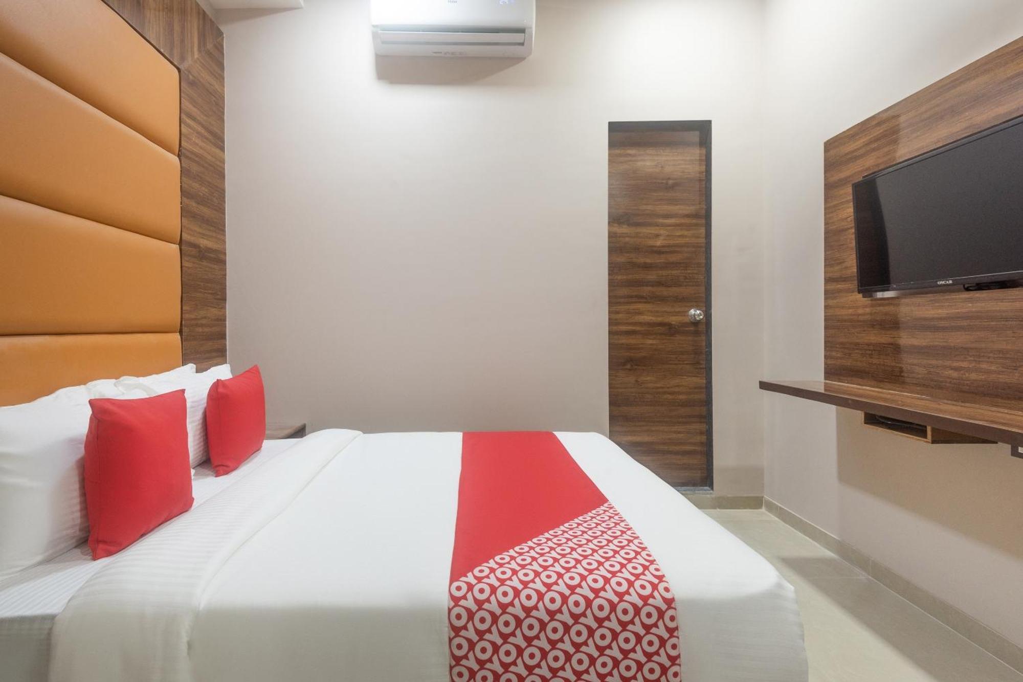 Hotel Blue Executive Near Chhatrapati Shivaji International Airport Мумбаї Екстер'єр фото
