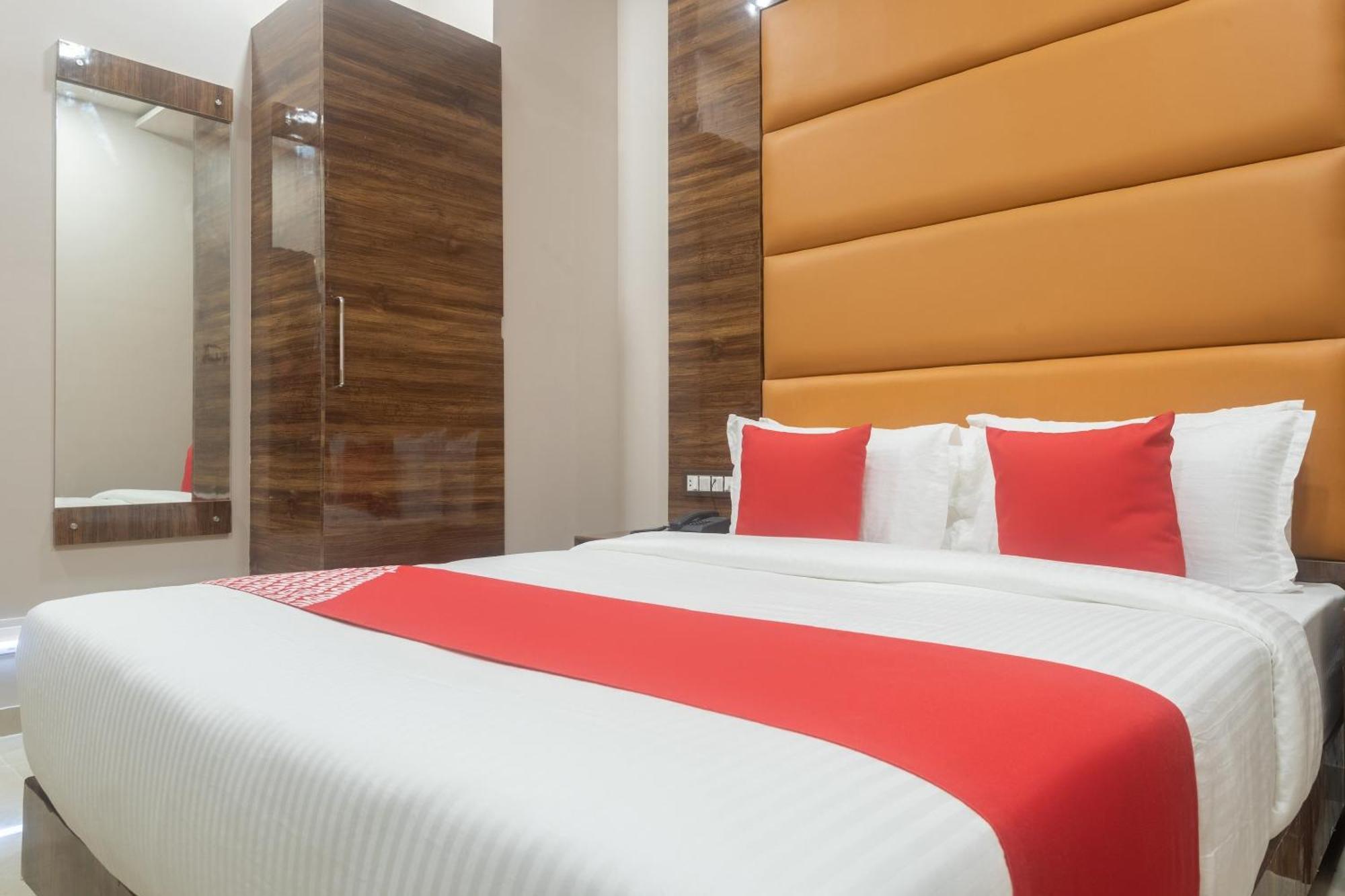 Hotel Blue Executive Near Chhatrapati Shivaji International Airport Мумбаї Екстер'єр фото