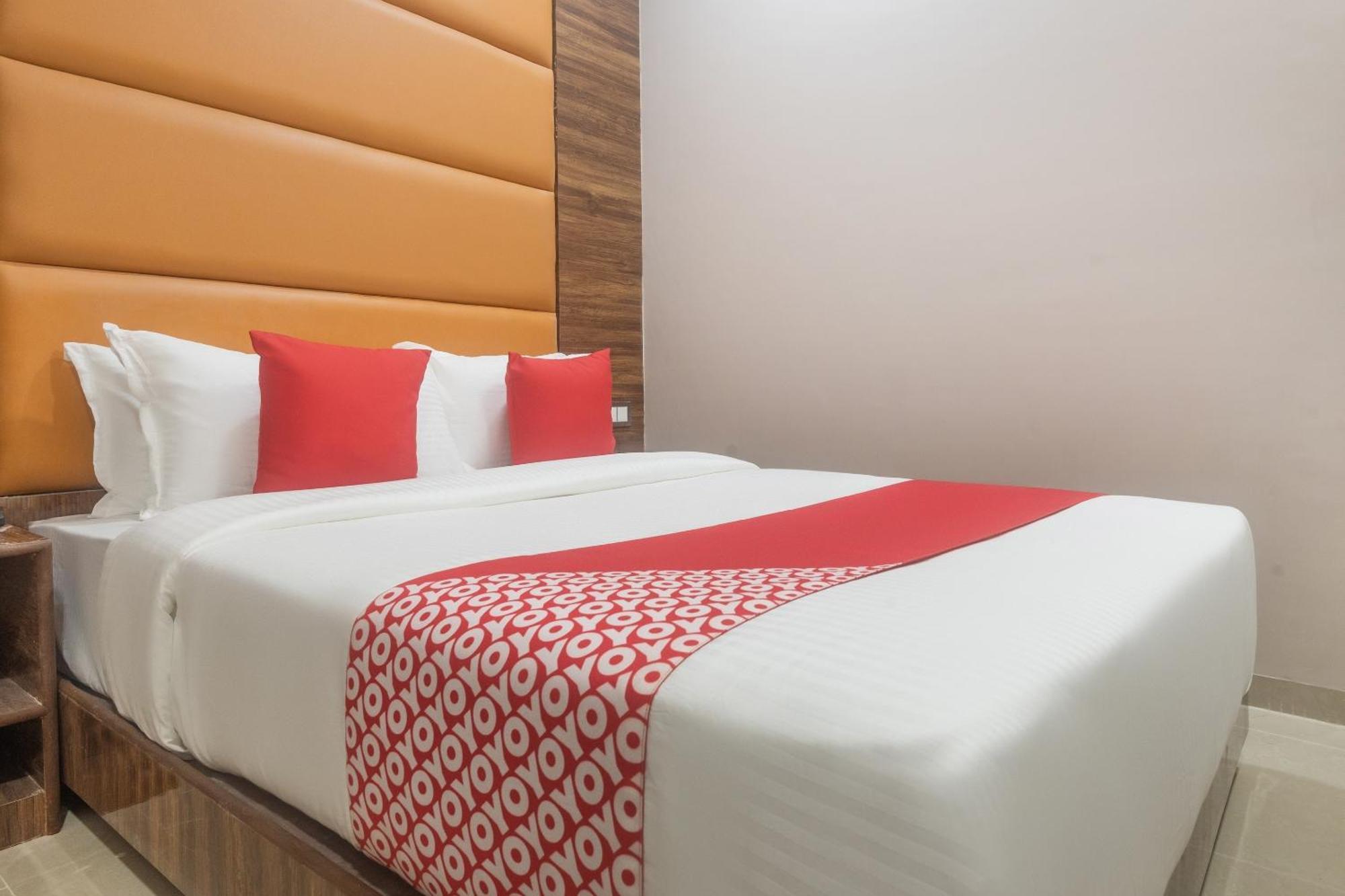 Hotel Blue Executive Near Chhatrapati Shivaji International Airport Мумбаї Екстер'єр фото