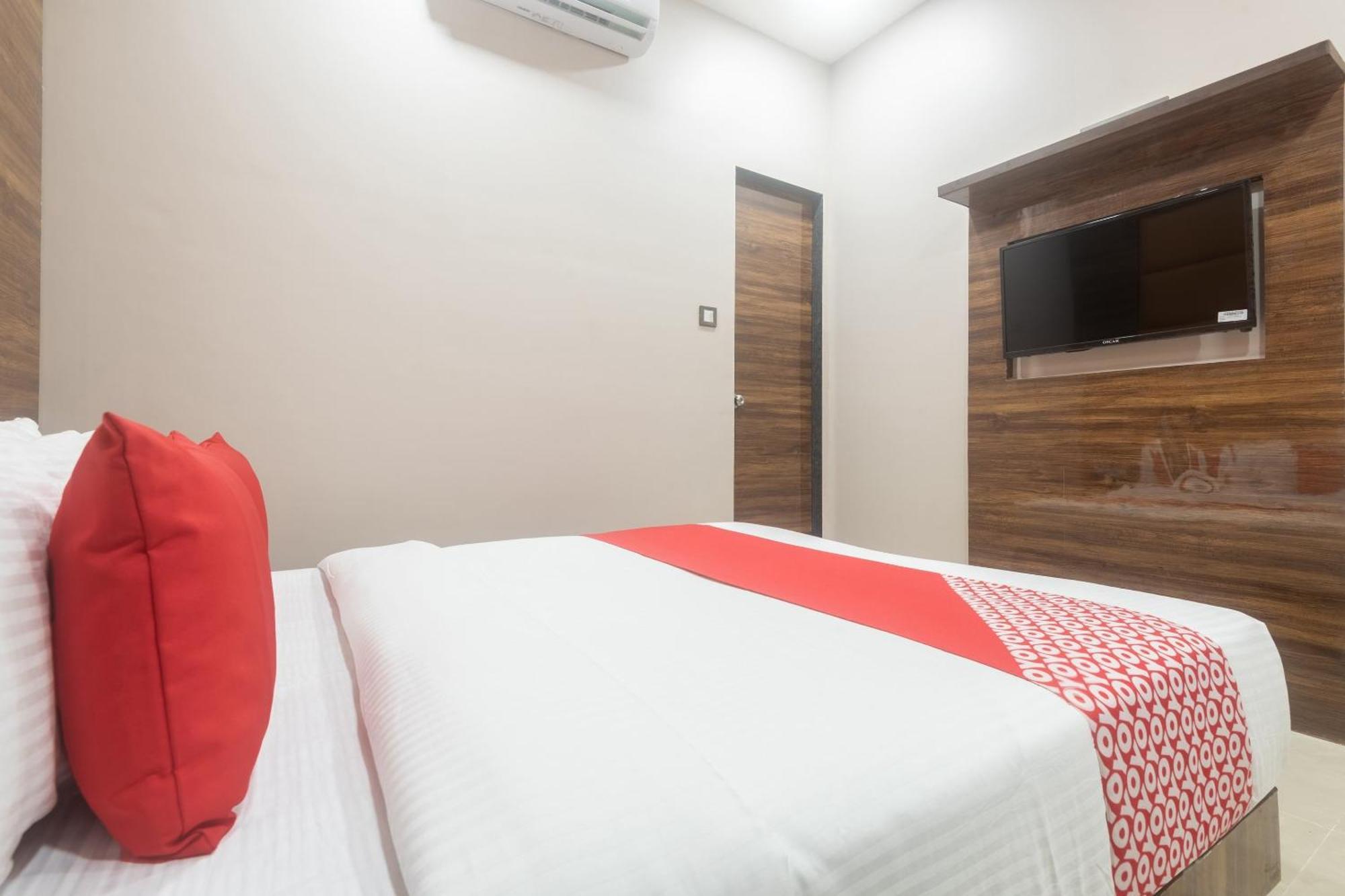 Hotel Blue Executive Near Chhatrapati Shivaji International Airport Мумбаї Екстер'єр фото