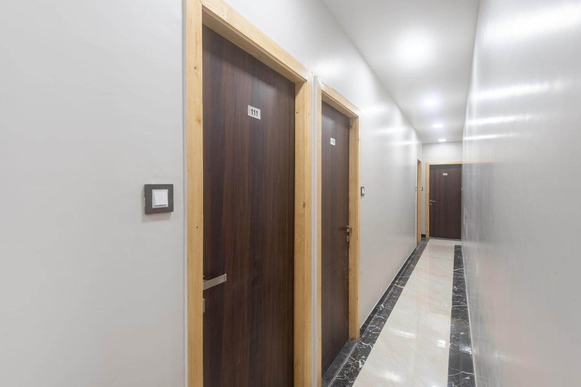 Hotel Blue Executive Near Chhatrapati Shivaji International Airport Мумбаї Екстер'єр фото